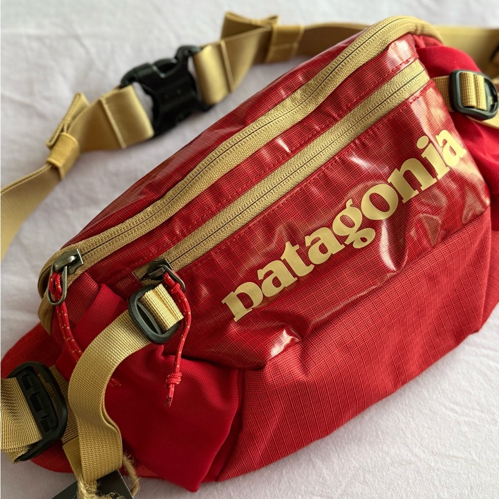 Patagonia Black Hole Waist Pack 5l touring Red with gold details